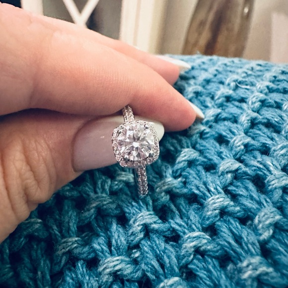 Moissanite ring - Picture 5 of 9